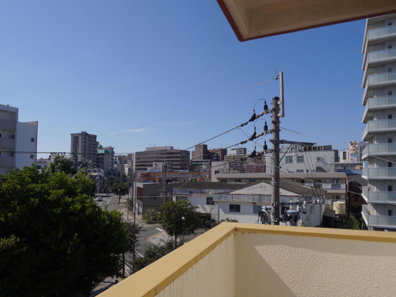 福岡市南区大楠の賃貸物件/玄関出てすぐの共用廊下からの景色。気持ちがいい〜。