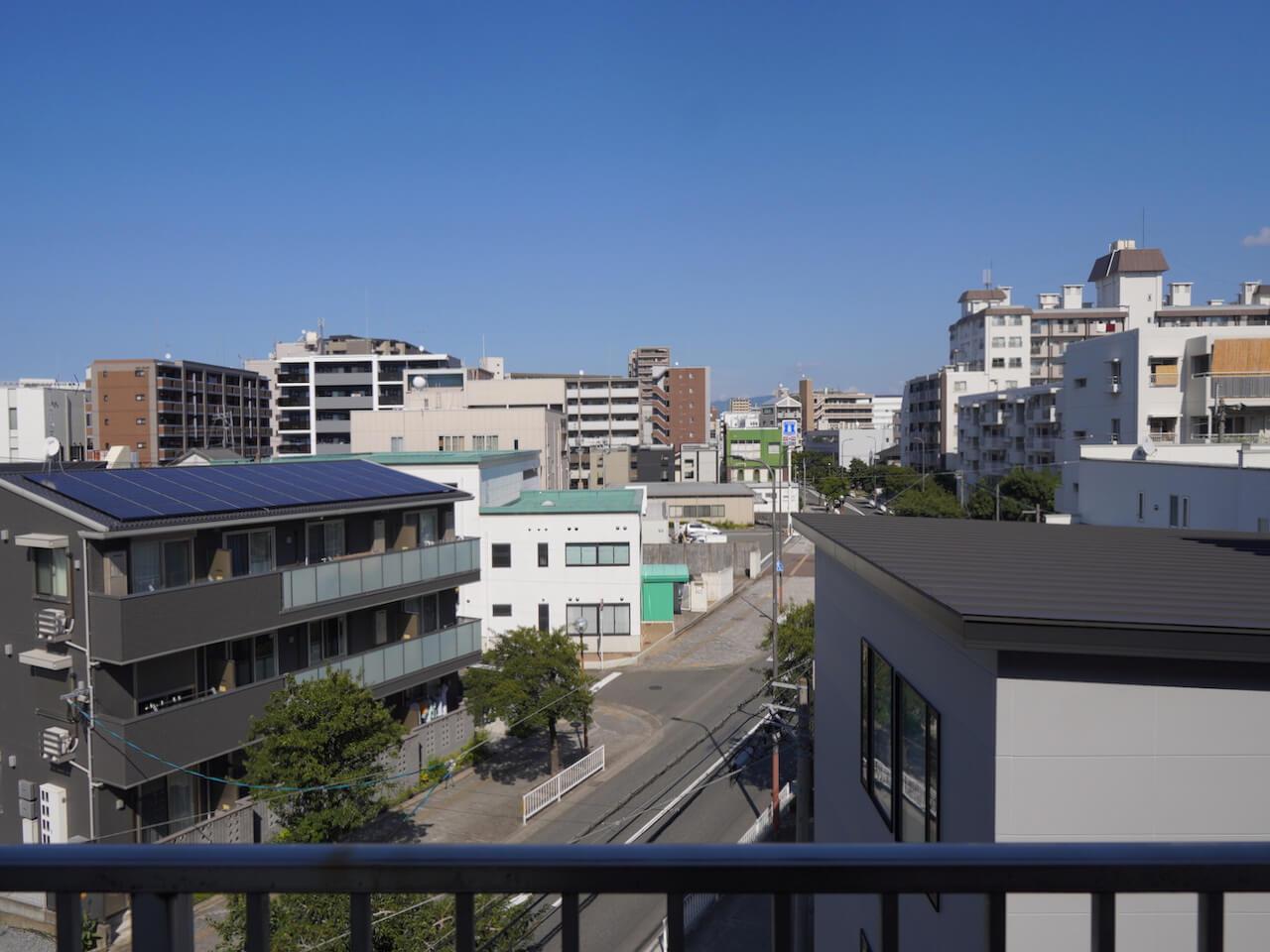 福岡市南区大楠の賃貸物件/バルコニー側の眺めはこんな感じです。4階で程よい抜け感。