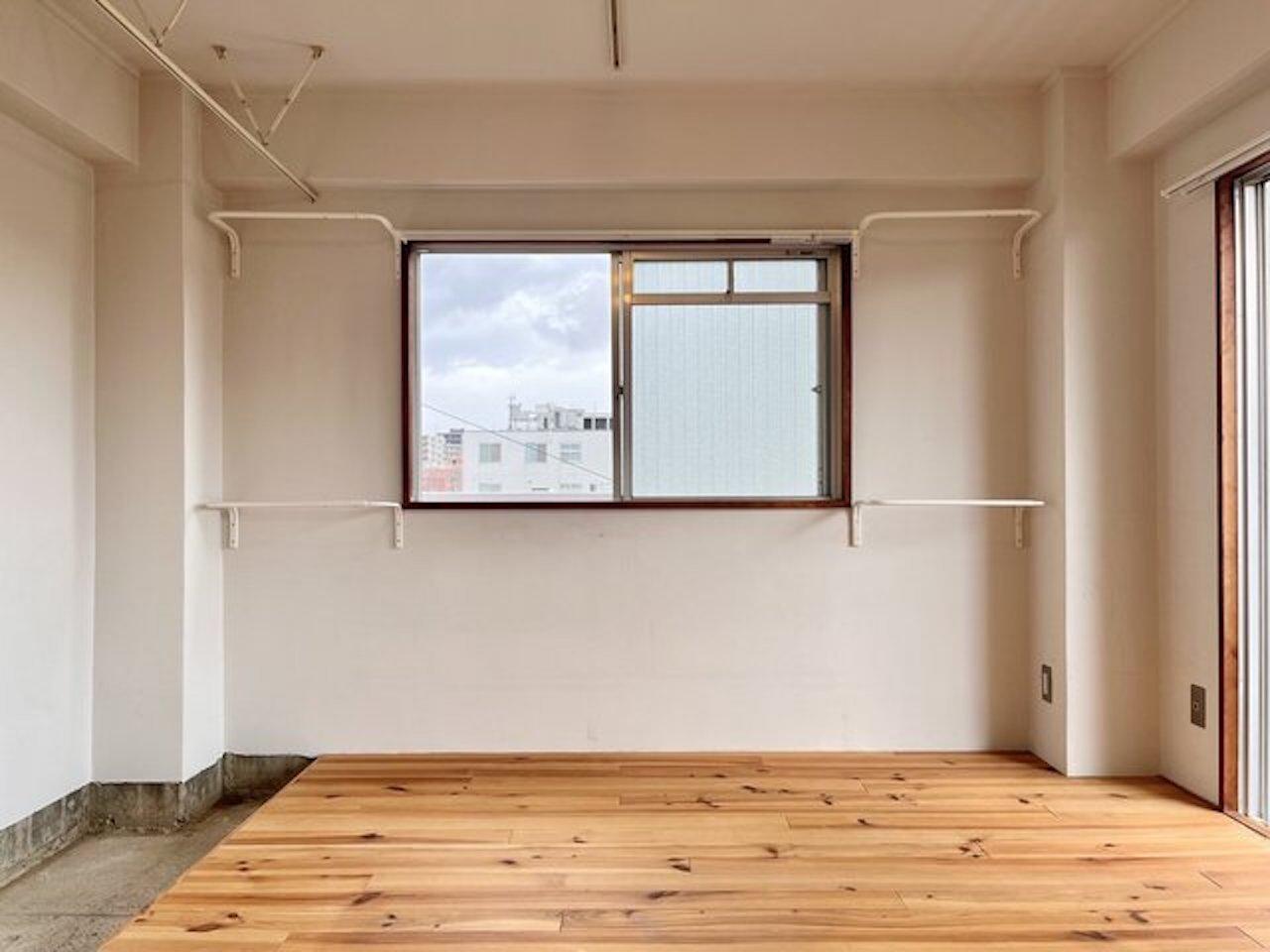 福岡市南区大楠の賃貸物件/壁にはコの字のフックがついたオープンクローゼット。洋服だけではなく、植物をかけたり、棚板を置いてちょっとしたディスプレイにしても◎