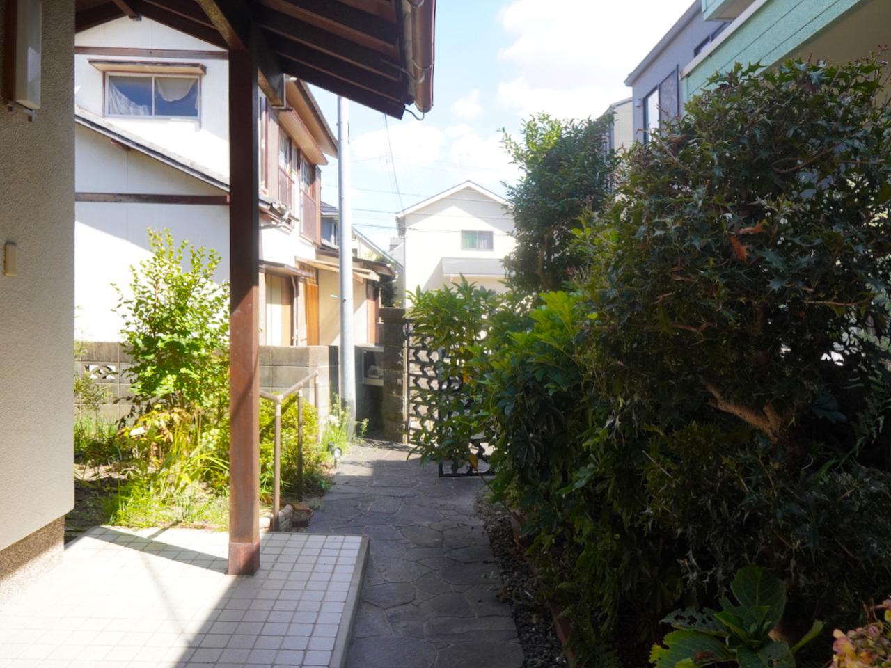 福岡市城南区田島の売買物件/家の周囲は丁寧に手入れされた植栽と塀で囲まれています。