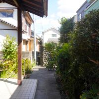 福岡市城南区田島の売買物件/家の周囲は丁寧に手入れされた植栽と塀で囲まれています。
