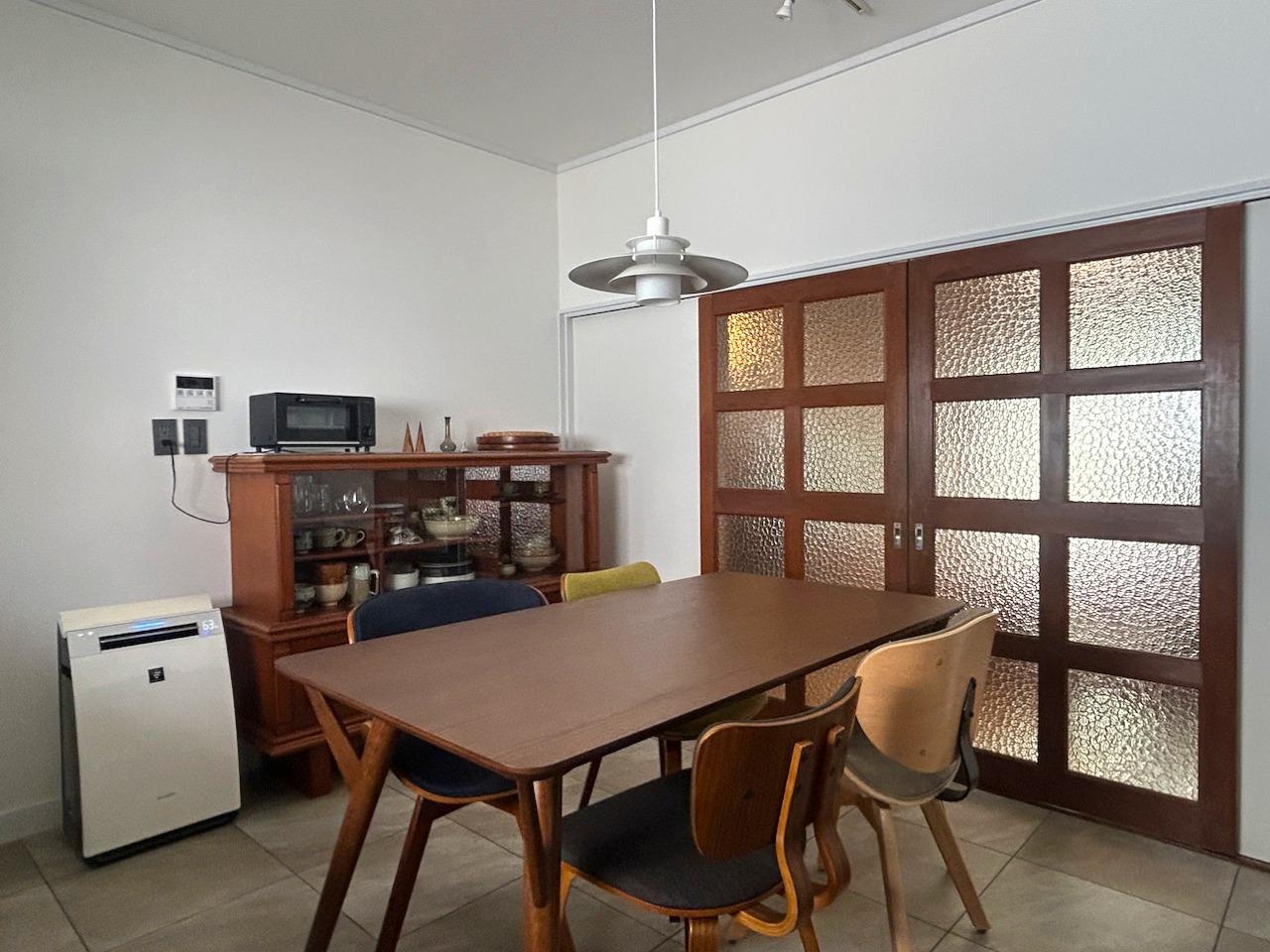 福岡市城南区田島の売買物件/仕切りの磨りガラス引き戸を閉めると、独立したスペースになります。