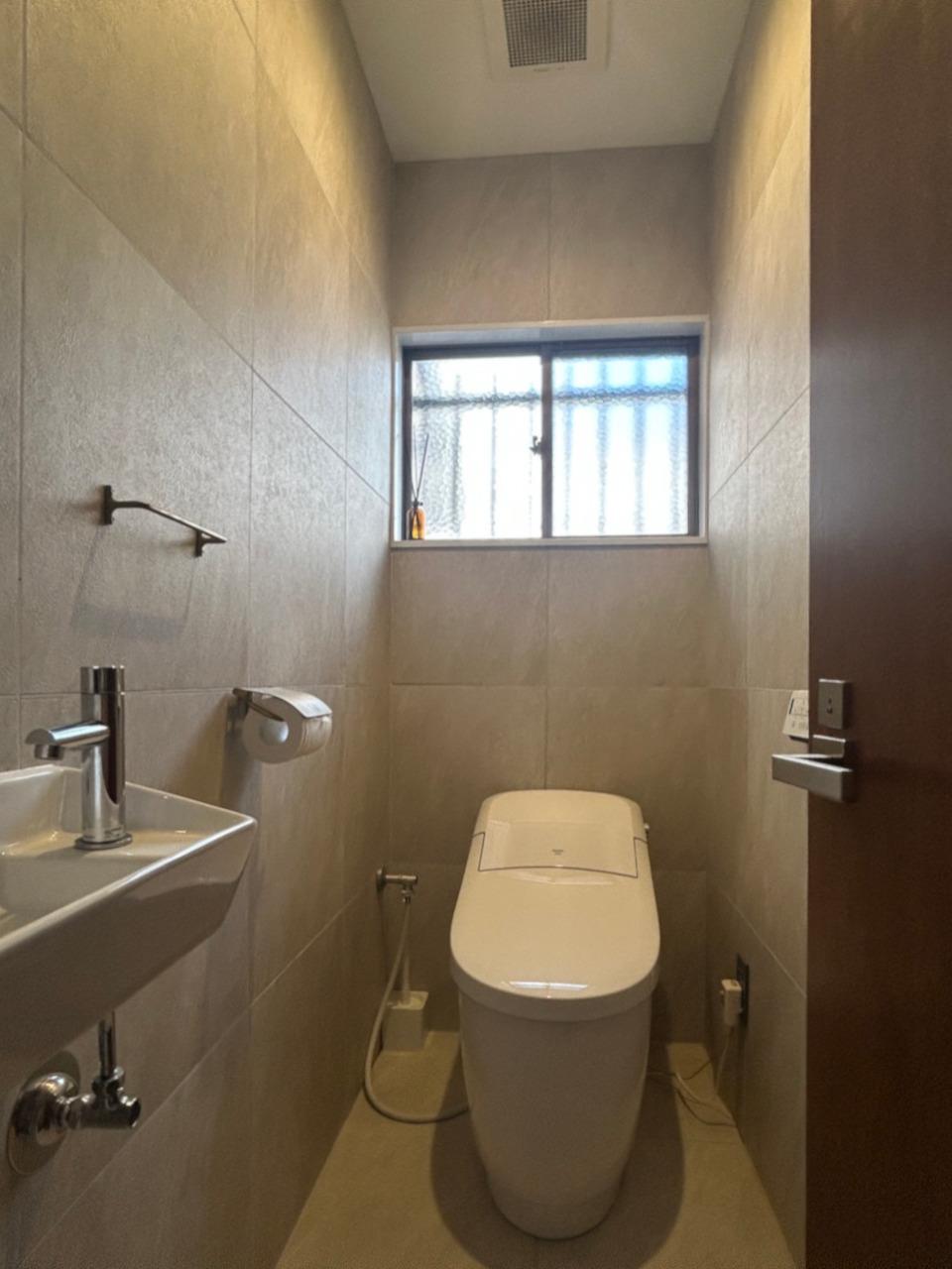 福岡市城南区田島の売買物件/温水洗浄機能付きトイレ。