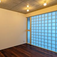 春日市春日原北町の賃貸物件/409号室の1F洋室は、ガラスブロックの壁面です。