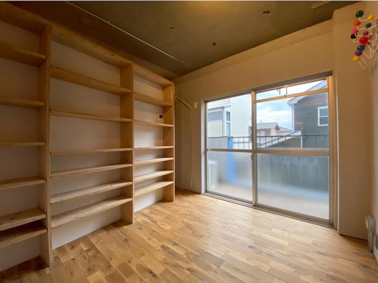 福岡市城南区樋井川の賃貸物件/こちらも造作棚で本などずらり並べることが可能。