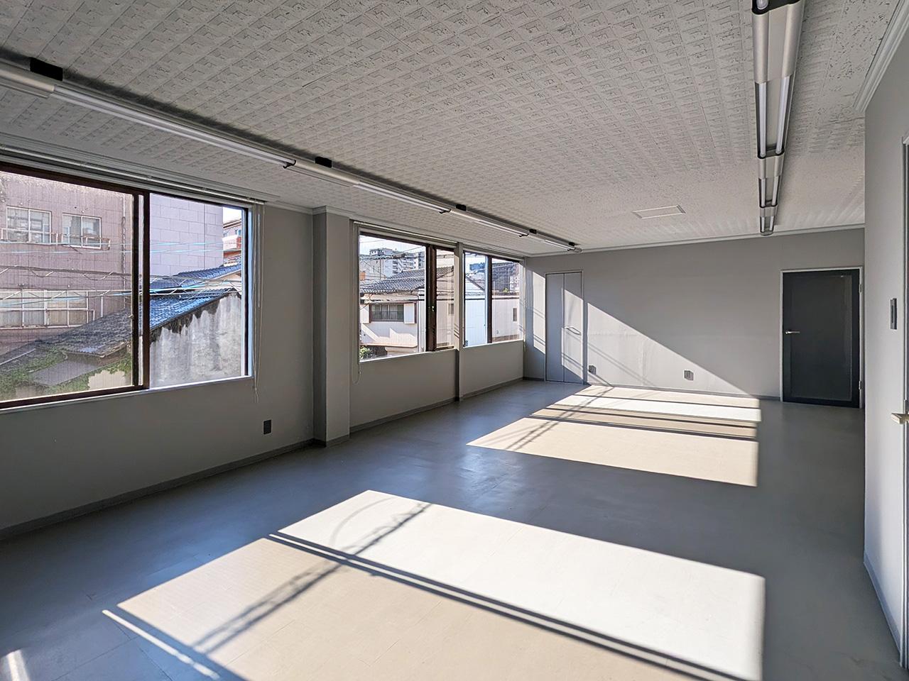 福岡市中央区白金の賃貸物件/壁一面に窓があります。