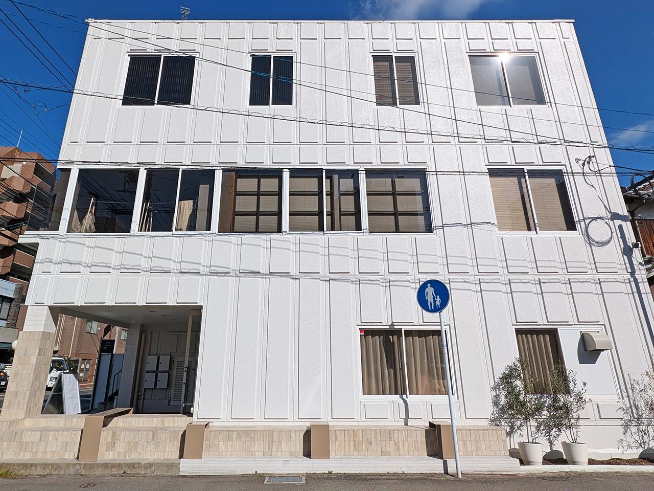 福岡市中央区白金の賃貸物件/今回の募集は2階のワンフロア。シンプルながらに凹凸のある建物は存在感があります。