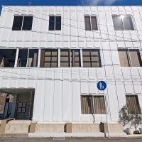 福岡市中央区白金の賃貸物件/今回の募集は2階のワンフロア。シンプルながらに凹凸のある建物は存在感があります。