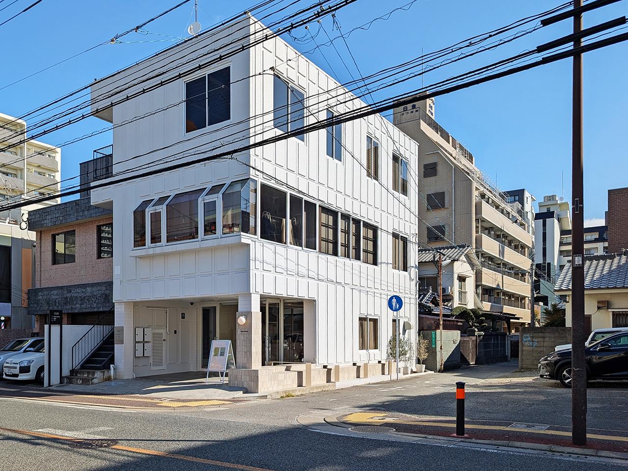 福岡市中央区白金の賃貸物件/クラシカルなファサード。1階はカフェです。