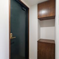 福岡市中央区薬院の賃貸物件/玄関。ここも3階は白基調です。