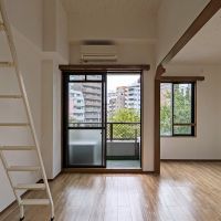 福岡市中央区薬院の賃貸物件/3階は緑との距離が近い。ただお隣のテナントさんとも近くなるので、現地確認お願いします。