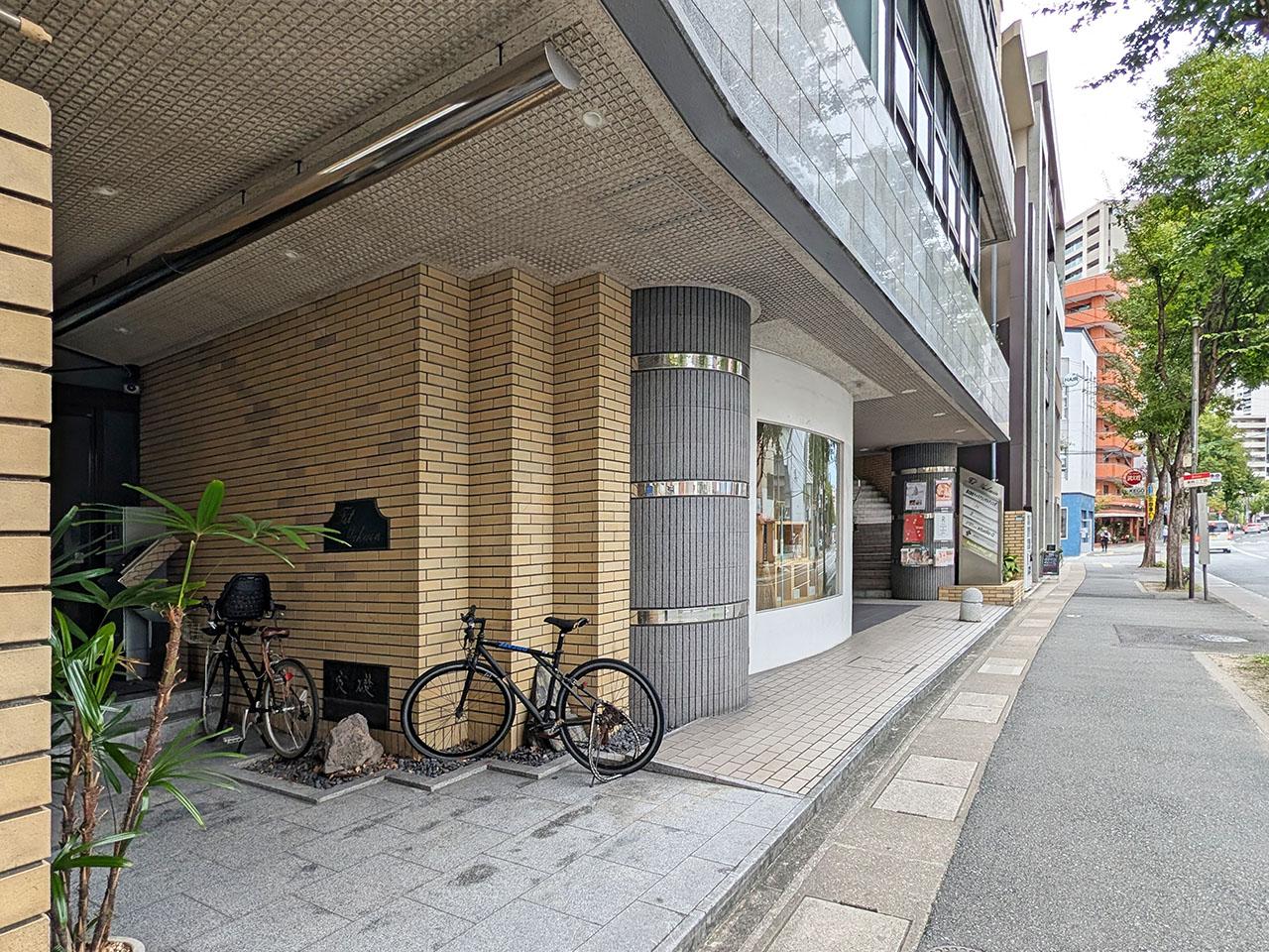 福岡市中央区薬院の賃貸物件/薬院六つ角からすぐの立地。低層階にはテナントが入居しています。