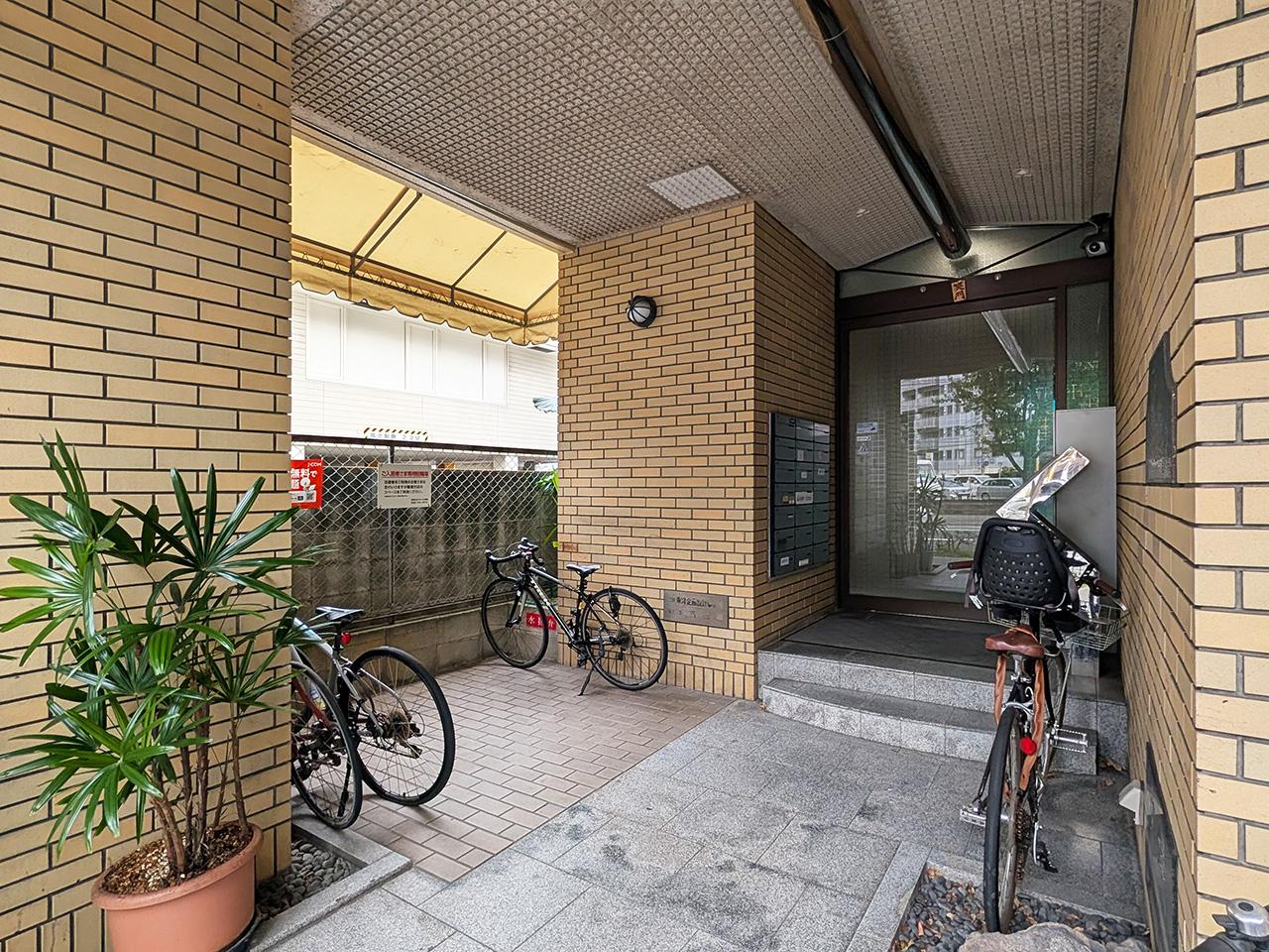 福岡市中央区薬院の賃貸物件/コンパクトながら宅配ボックスが付いています。
