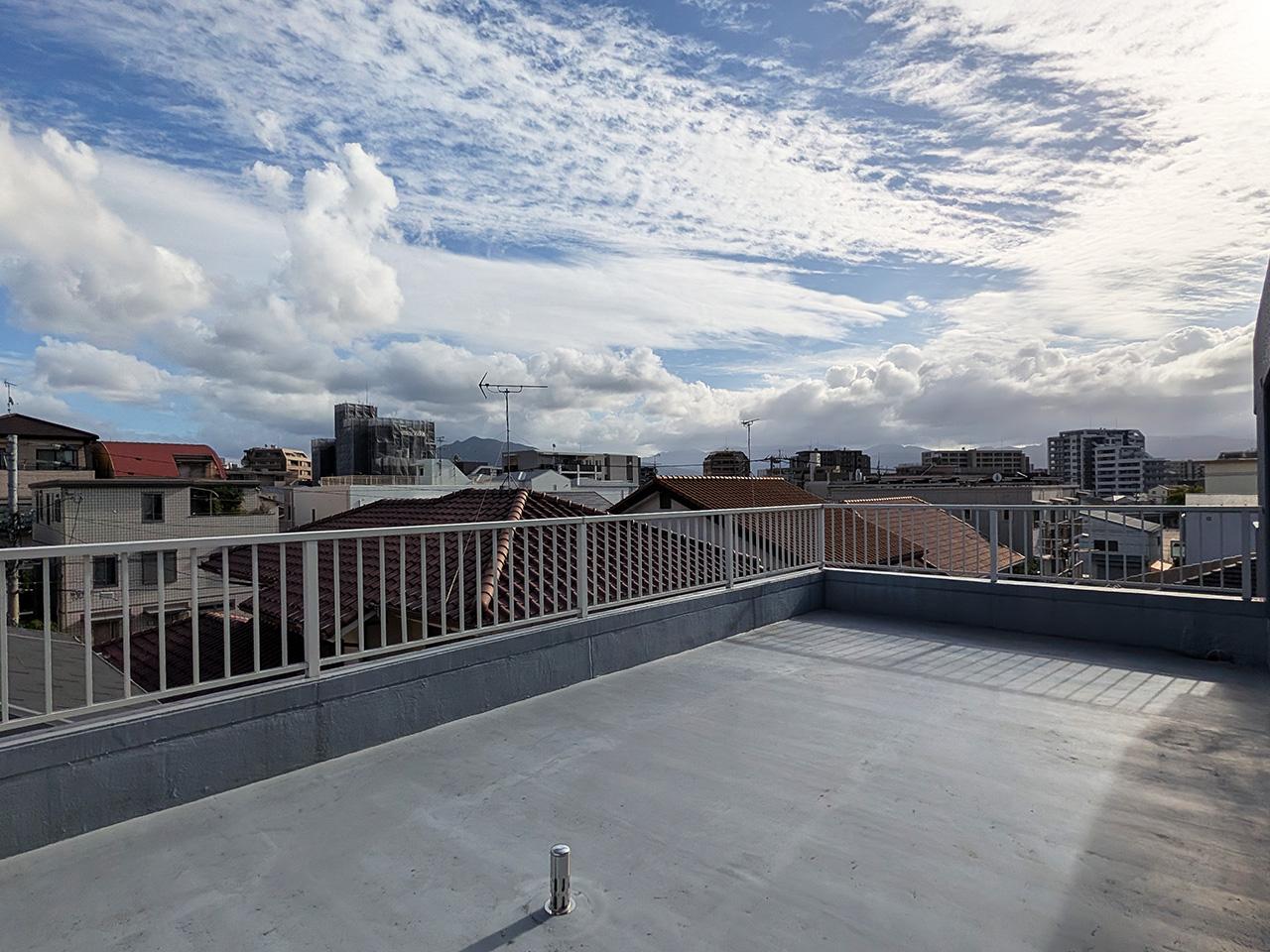 福岡市早良区昭代の賃貸物件/広ーいルーフバルコニー。空が気持ちいい~!