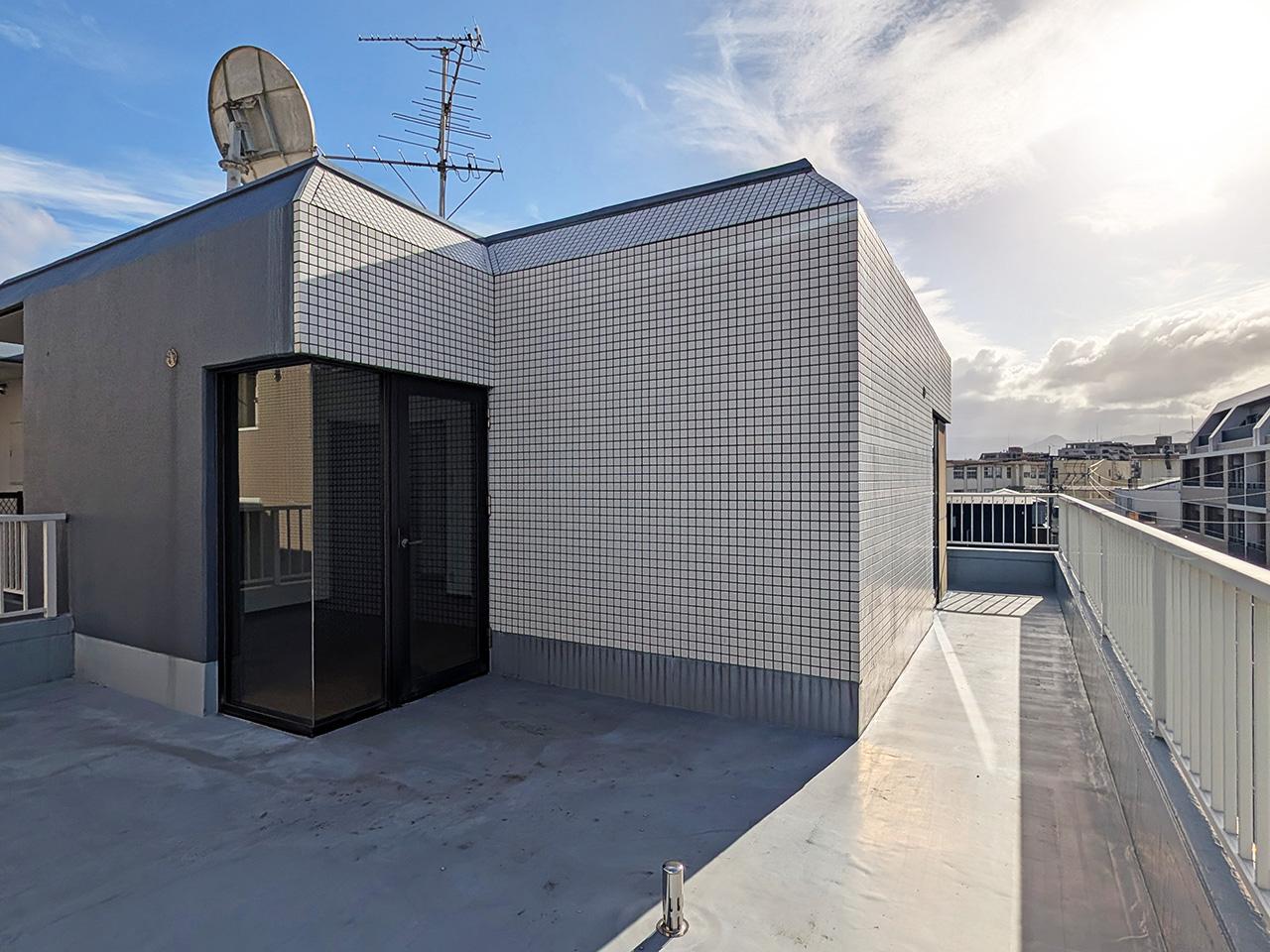 福岡市早良区昭代の賃貸物件/最上階に戸建てを建てたような見た目。