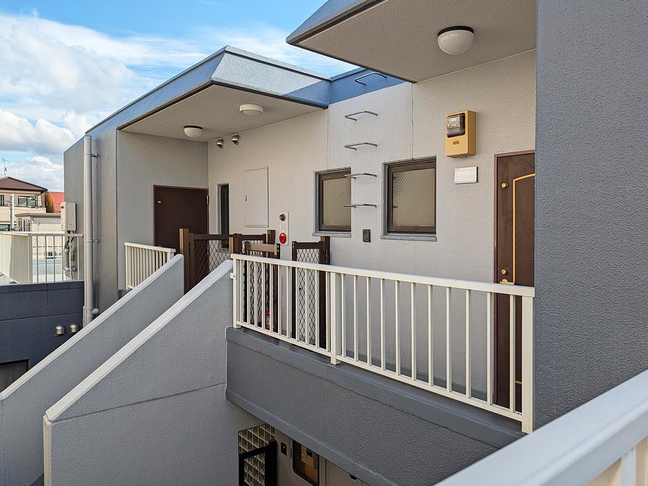 福岡市早良区昭代の賃貸物件/階段を上り、右側が玄関、左側が勝手口。どちらもウチのドアです。