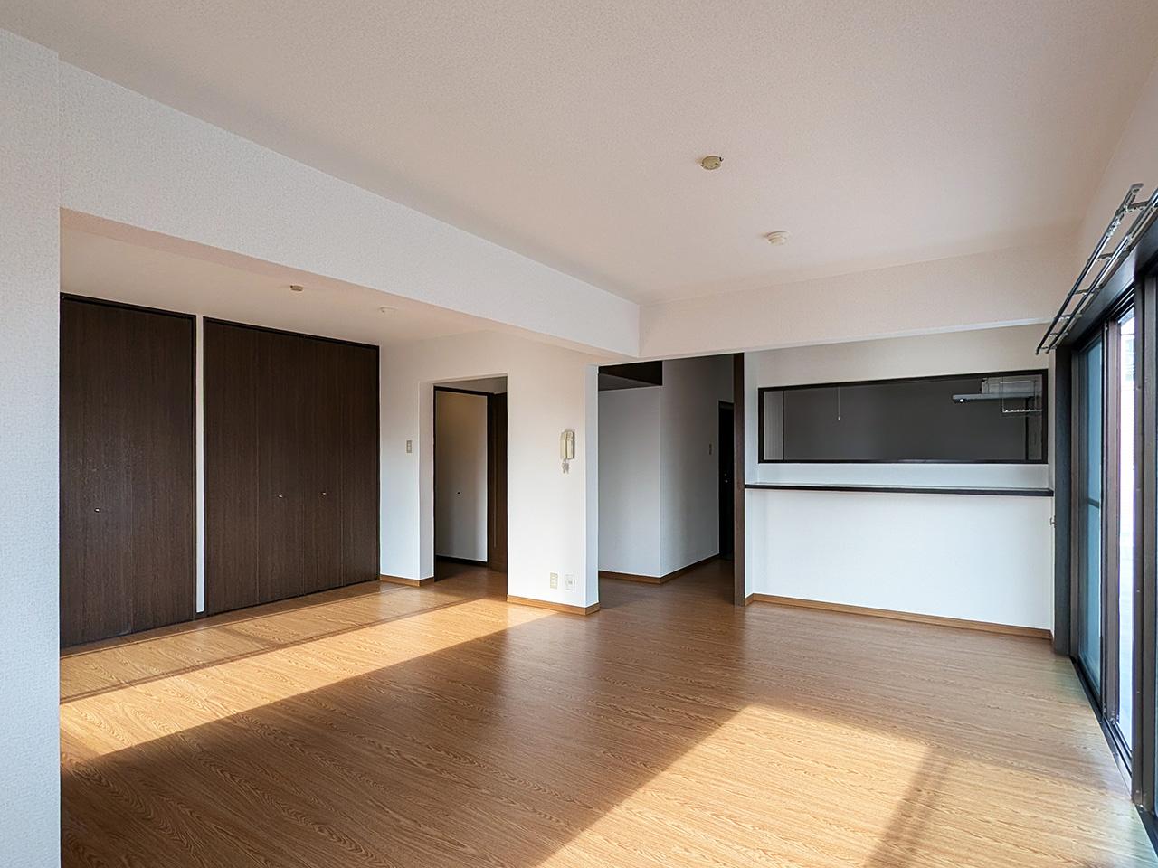 福岡市早良区昭代の賃貸物件/窓がいっぱいで、光を取り込み明るい室内。