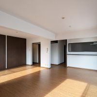 福岡市早良区昭代の賃貸物件/窓がいっぱいで、光を取り込み明るい室内。