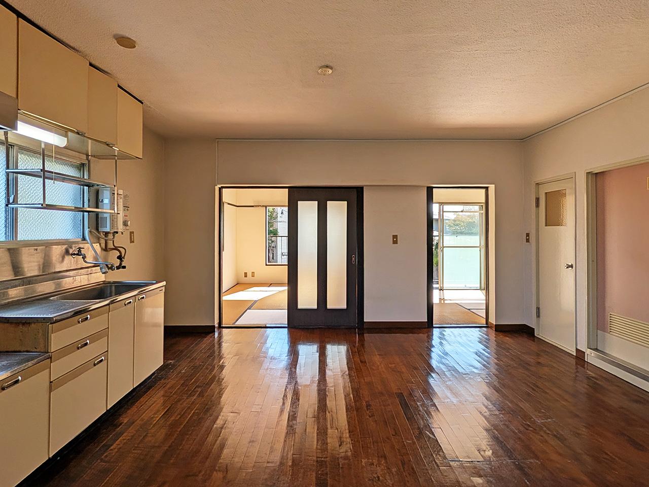 福岡市中央区桜坂の賃貸物件/部屋は細かく区切られていますが、日差しが届いて明るい室内。