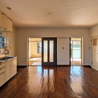 福岡市中央区桜坂の賃貸物件/部屋は細かく区切られていますが、日差しが届いて明るい室内。