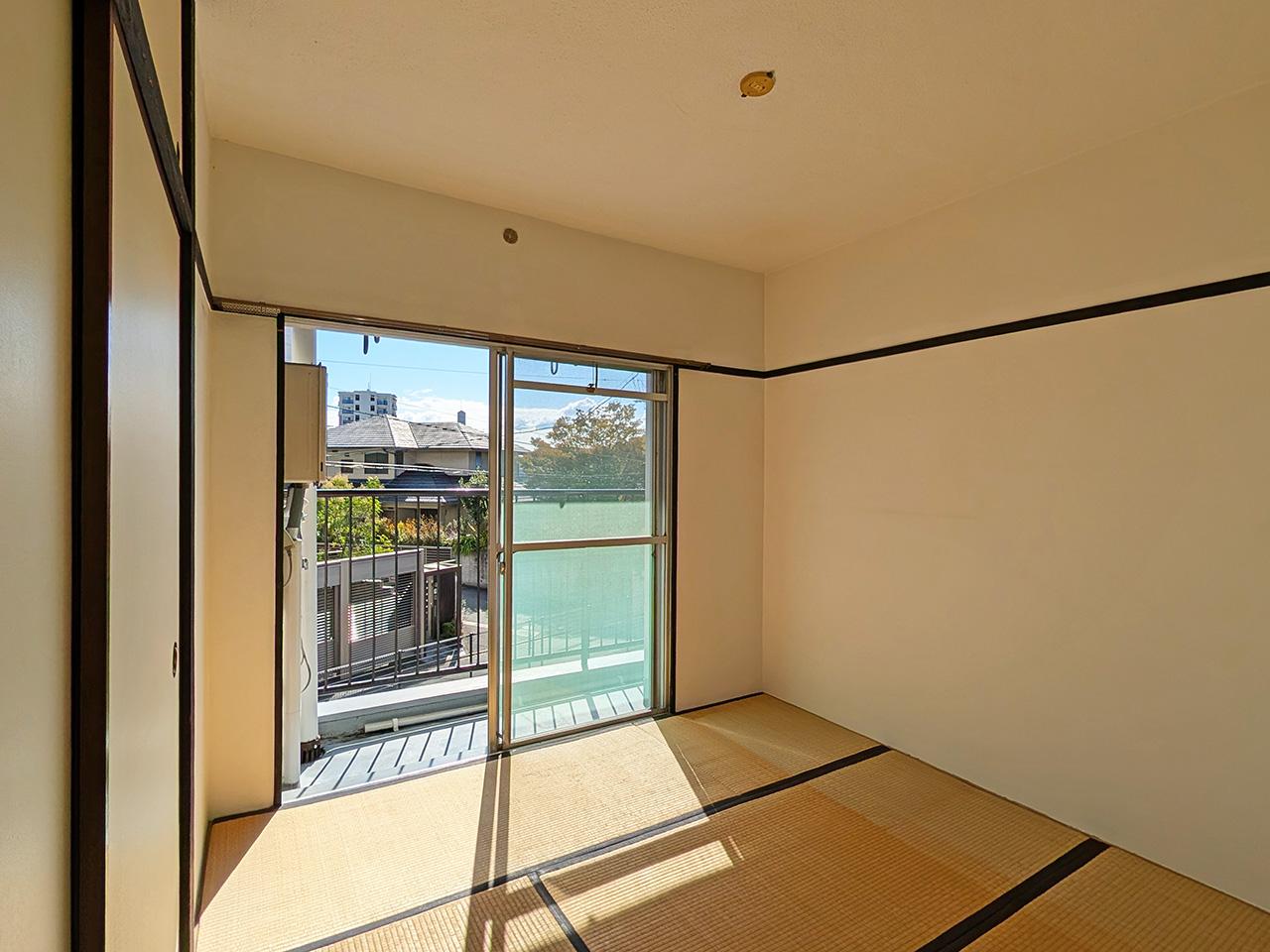 福岡市中央区桜坂の賃貸物件/両方の和室の窓を開けると、抜ける風がとっても心地よい。