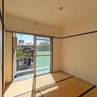 福岡市中央区桜坂の賃貸物件/両方の和室の窓を開けると、抜ける風がとっても心地よい。