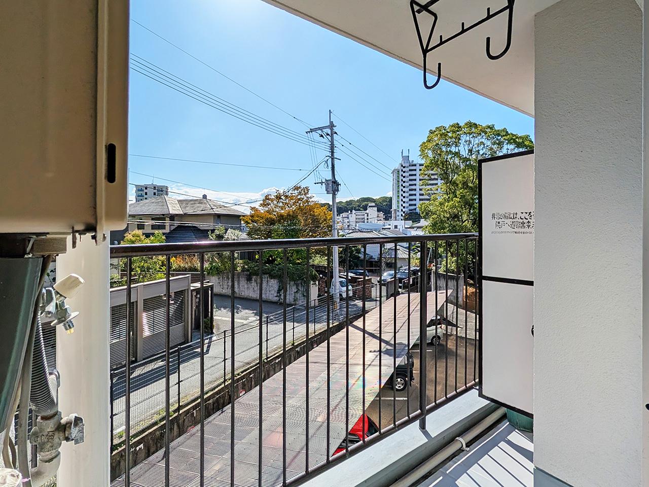 福岡市中央区桜坂の賃貸物件/バルコニーは小振り。洗濯機置き場も外なので、正直狭いです。