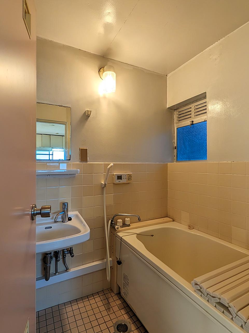 福岡市中央区桜坂の賃貸物件/浴室。洗面台と鏡付き。