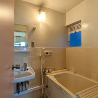 福岡市中央区桜坂の賃貸物件/浴室。洗面台と鏡付き。