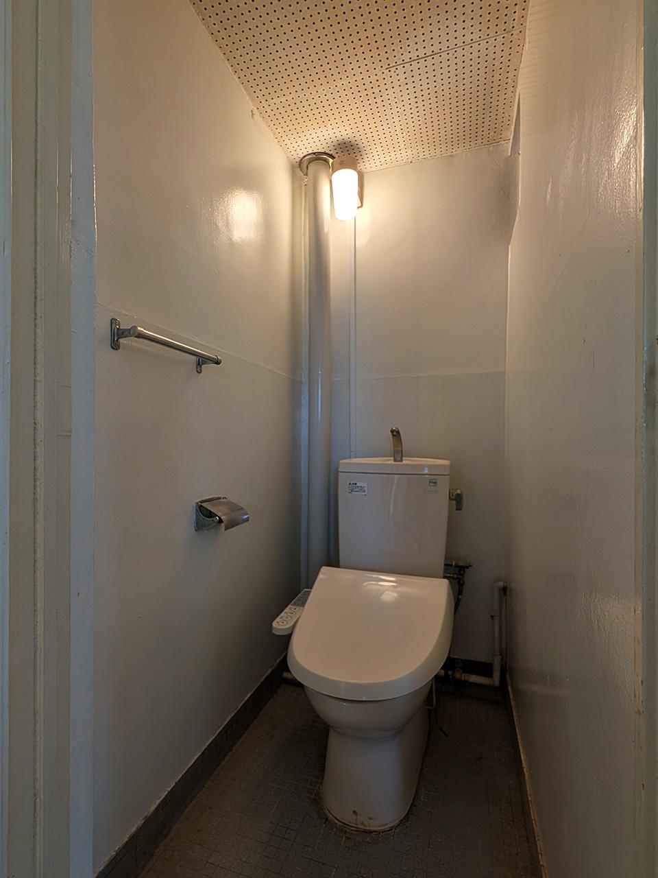 福岡市中央区桜坂の賃貸物件/お手洗い。コンパクトですが、お風呂とは別です。