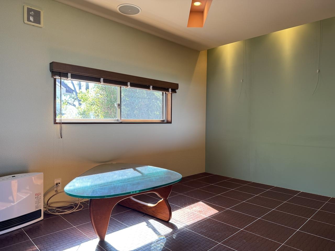 福岡県糸島市志摩芥屋の売買物件/リビングはあえて天井を低く設計。おこもり感のある空間になっています。