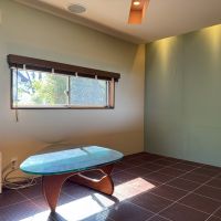 福岡県糸島市志摩芥屋の売買物件/リビングはあえて天井を低く設計。おこもり感のある空間になっています。