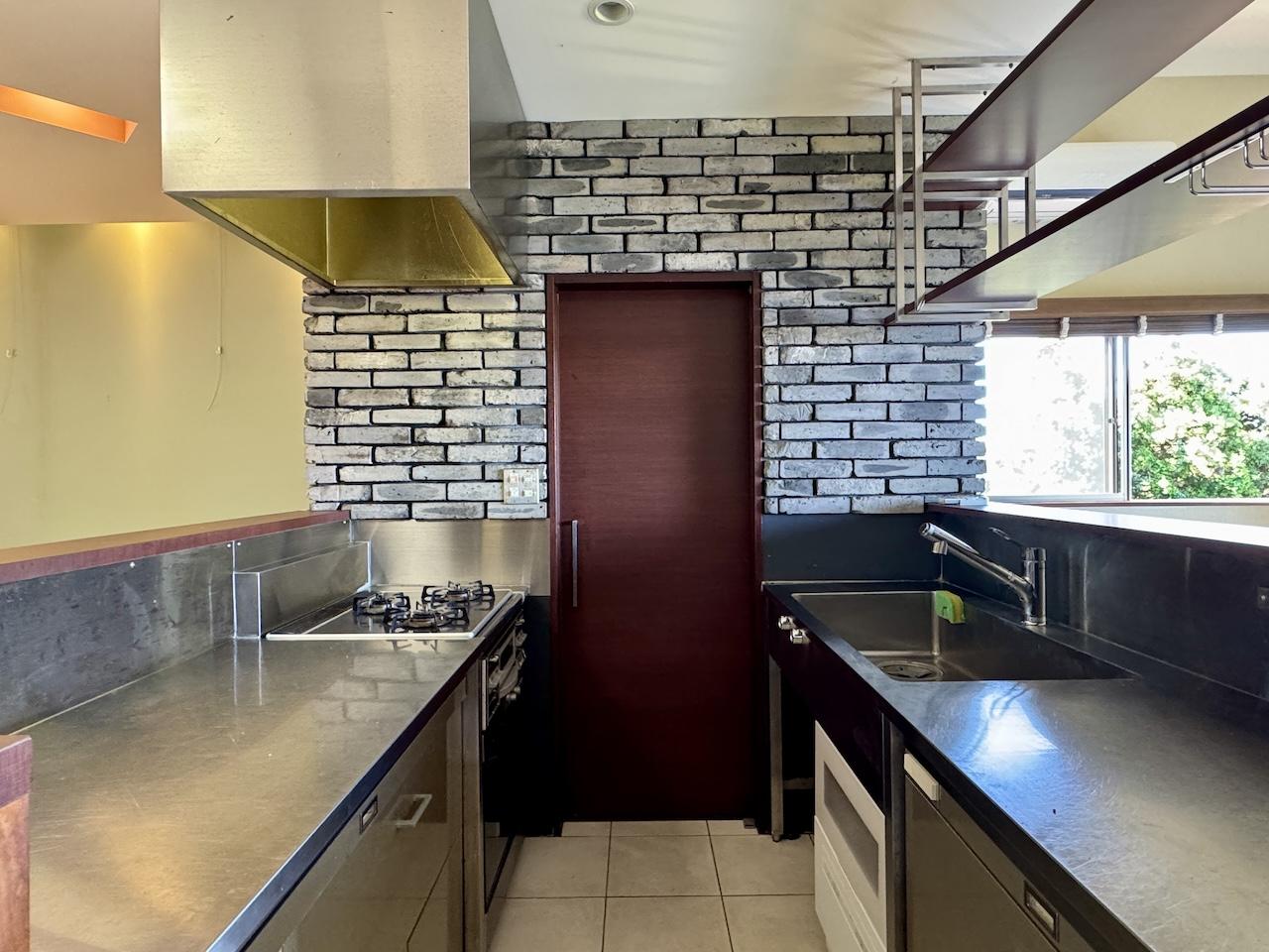 福岡県糸島市志摩芥屋の売買物件/部屋の中心に鎮座した本格的なキッチン。