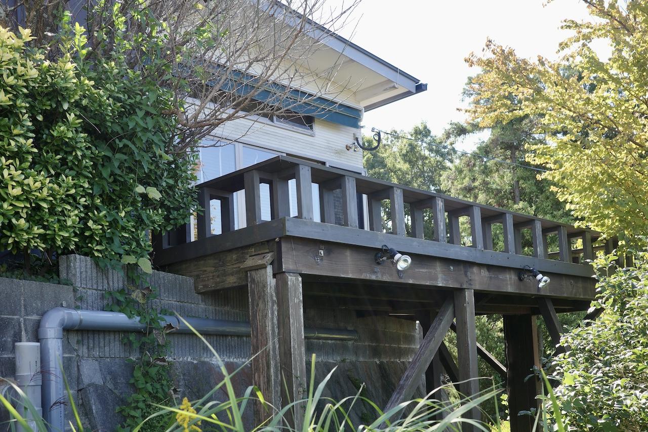 福岡県糸島市志摩芥屋の売買物件/ウッドデッキもまだまだ現役かと。