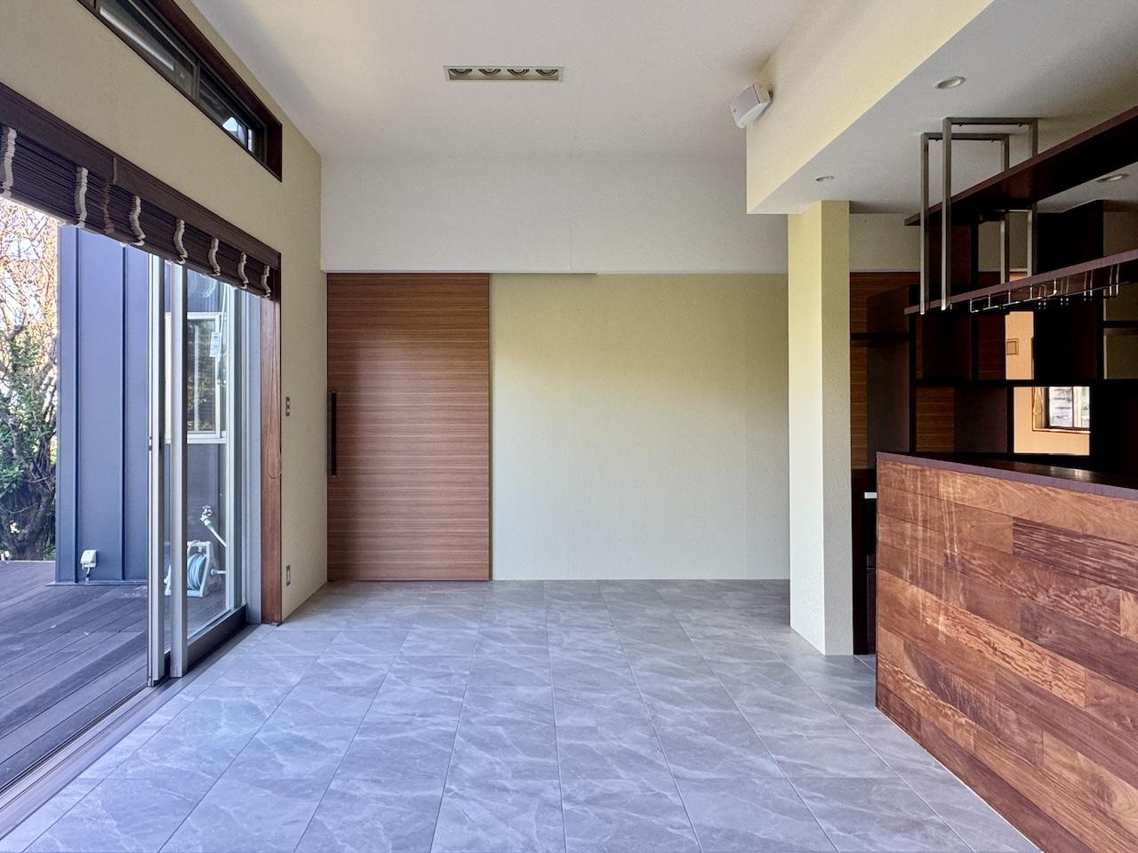 福岡県糸島市志摩芥屋の売買物件/オーディオが埋め込まれたリビング。食のみならず耳でも楽しめそう。