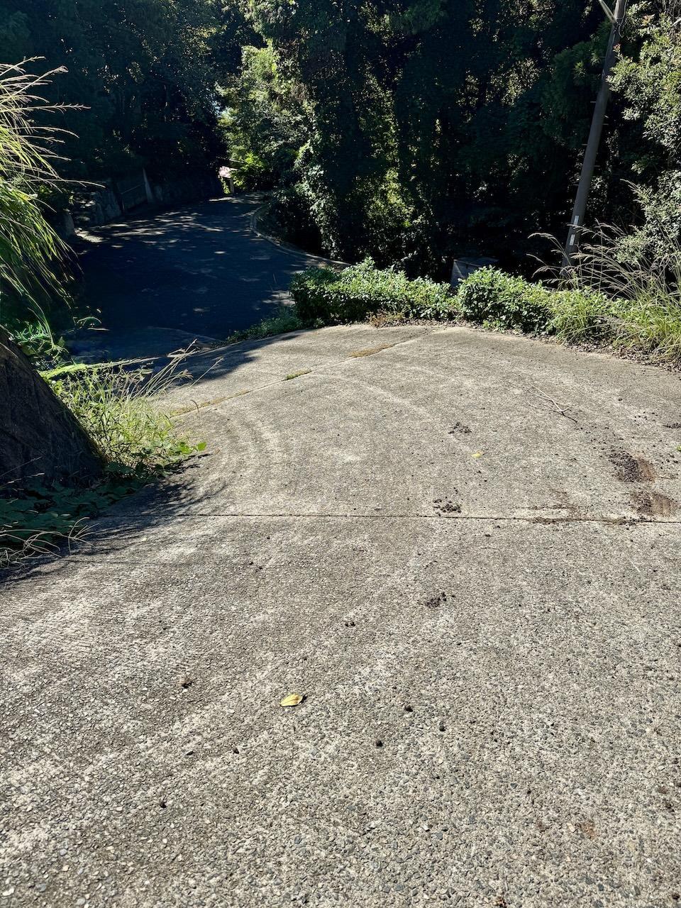 福岡県糸島市志摩芥屋の売買物件/大きな車両は坂下に駐車した方が良いかもしれません。