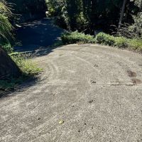 福岡県糸島市志摩芥屋の売買物件/大きな車両は坂下に駐車した方が良いかもしれません。