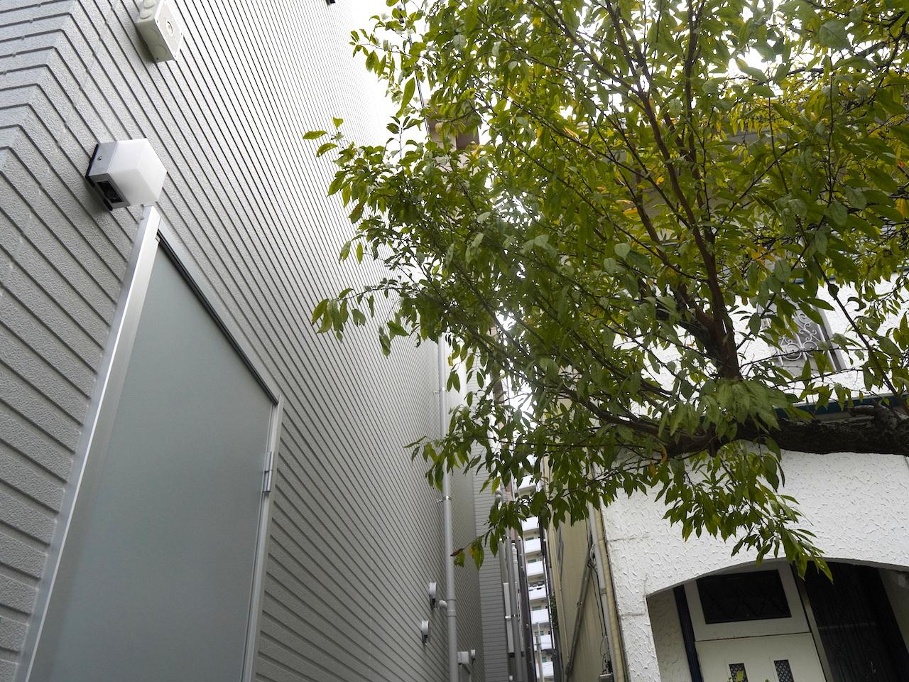 福岡市博多区千代の賃貸物件/シルバーの無機質な外観。