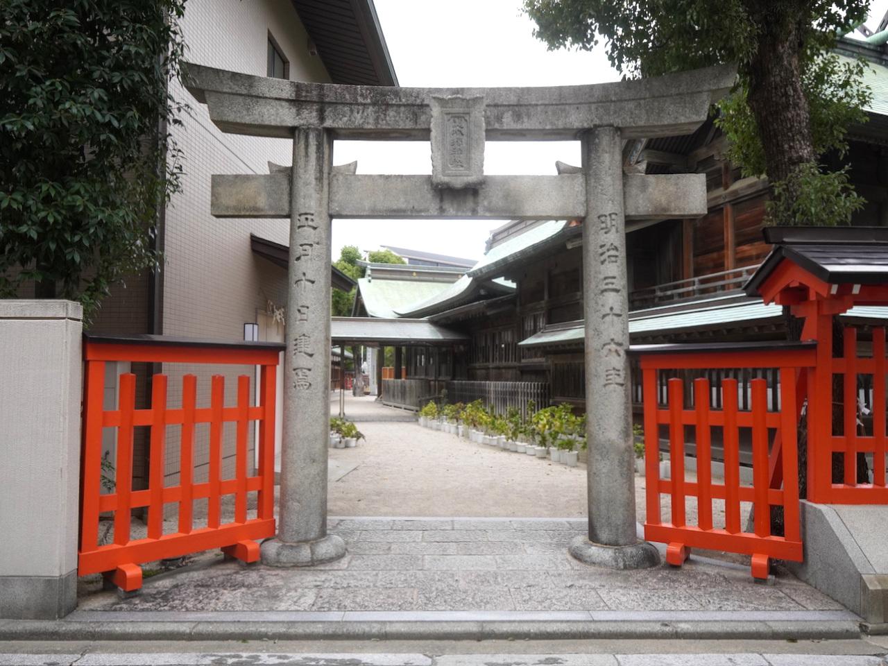 福岡市博多区千代の賃貸物件/目と鼻の先に、立派な神社が。商売繁盛の神様だそう。