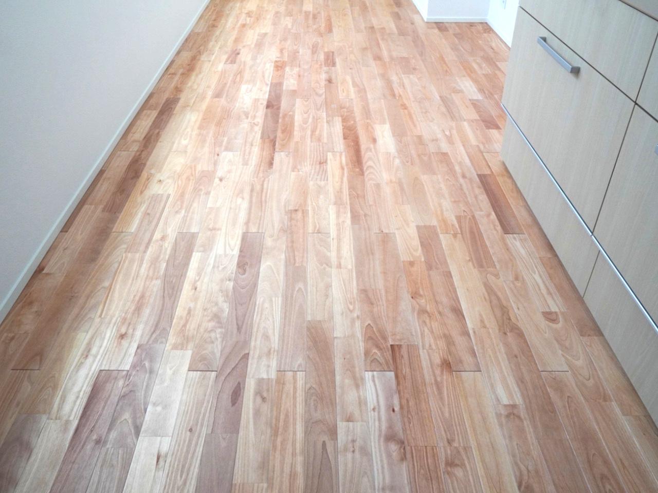 福岡市博多区千代の賃貸物件/この絶妙な床の色味はサクラの無垢材とのこと。どんどんと味わい深くなると思います。