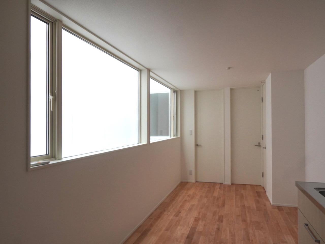 福岡市博多区千代の賃貸物件/窓からは共用部の吹き抜けから優しい光が入ります。