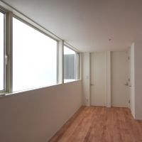 福岡市博多区千代の賃貸物件/窓からは共用部の吹き抜けから優しい光が入ります。