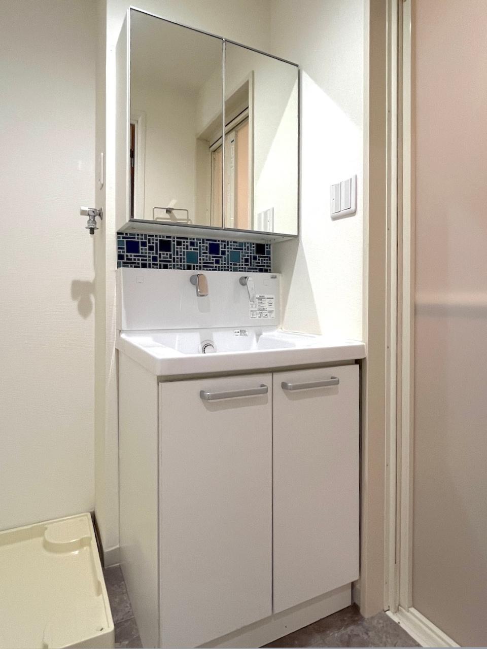 福岡市中央区平尾の賃貸物件/小賢しくも悪気のないタイルな洗面台と脱衣所。