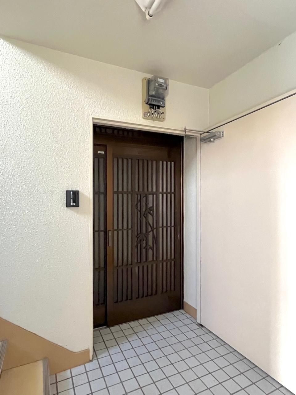 福岡市中央区平尾の賃貸物件/玄関ドアが渋いっす