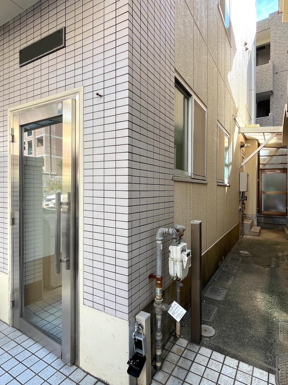 福岡市中央区平尾の賃貸物件/建物横から勝手口へ入れます。