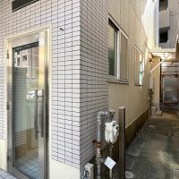 福岡市中央区平尾の賃貸物件/建物横から勝手口へ入れます。