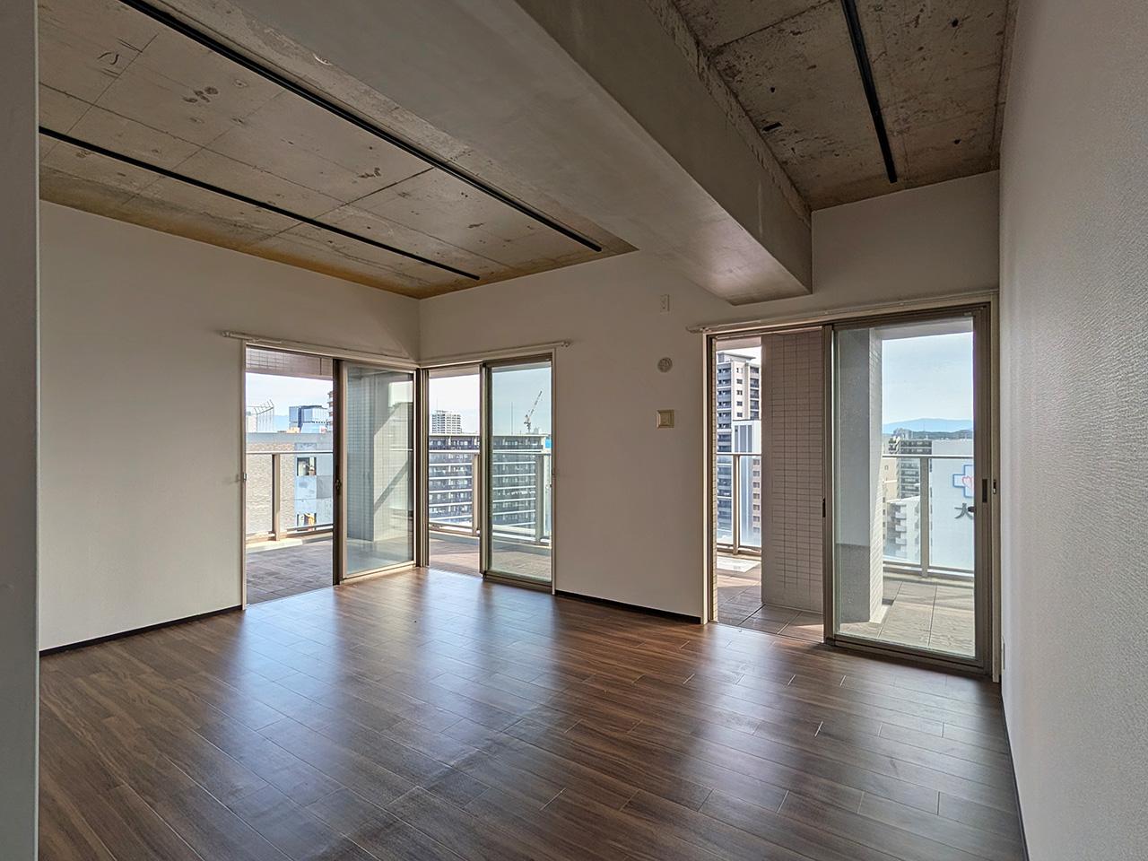 福岡市中央区港の賃貸物件/こちらの洋室は、天井が躯体現しです。