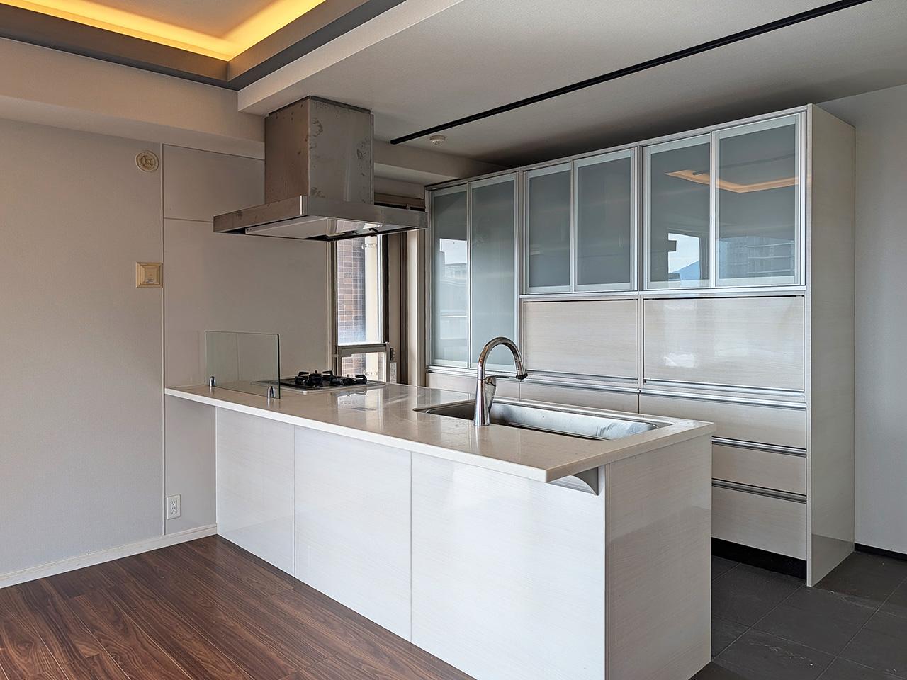 福岡市中央区港の賃貸物件/リビングに戻って、キッチン。