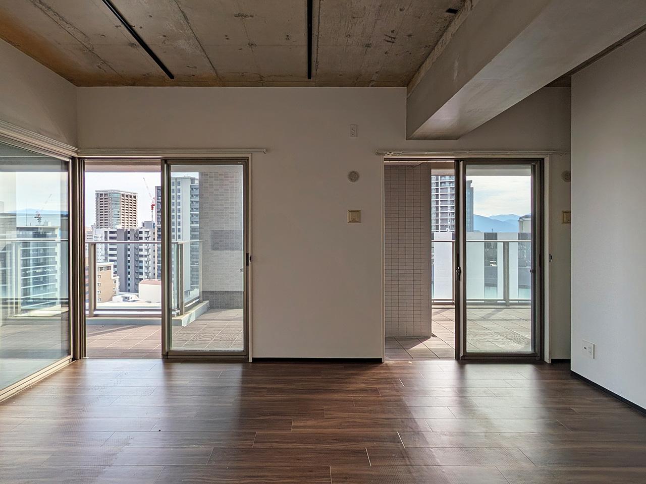 福岡市中央区港の賃貸物件/バルコニーに面した明るい空間。