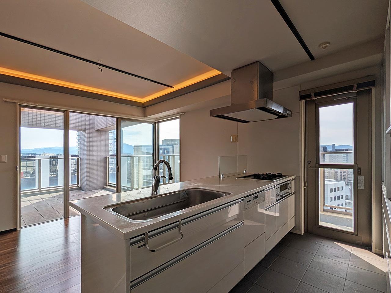 福岡市中央区港の賃貸物件/対面式で、お料理しながらリビングもバルコニーも様子が確認できます。